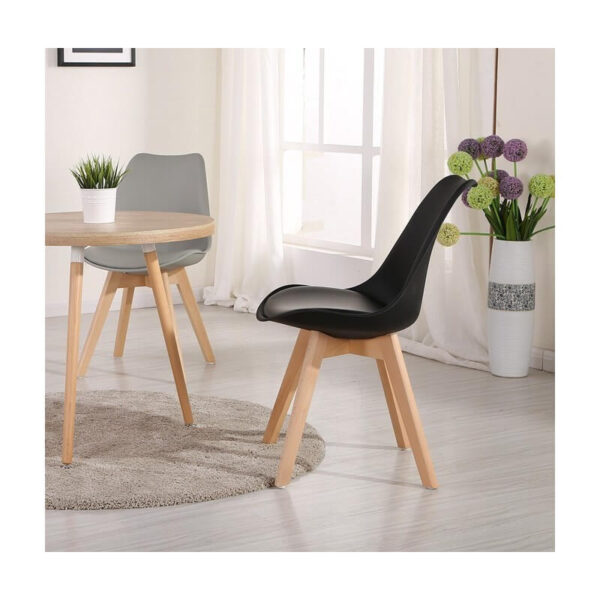 Silla de comedor moderna con carcasa de plástico resistente, cojín de similpiel blanca y patas de madera de haya.