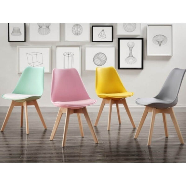 Silla de comedor moderna con carcasa de plástico resistente, cojín de similpiel blanca y patas de madera de haya.