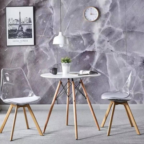 Silla comedor transparente con carcasa de PET y cojín acolchado de similpiel, base de madera de haya, ideal para comedores y espacios versátiles.
