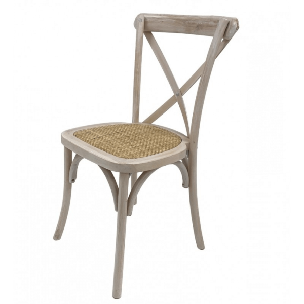 Sillas estilo vintage de madera con asiento de ratán, diseño apilable y acabado en blanco envejecido.
