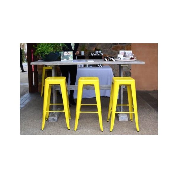 Taburete de acero amarillo, diseño moderno y apilable con estructura metálica duradera.