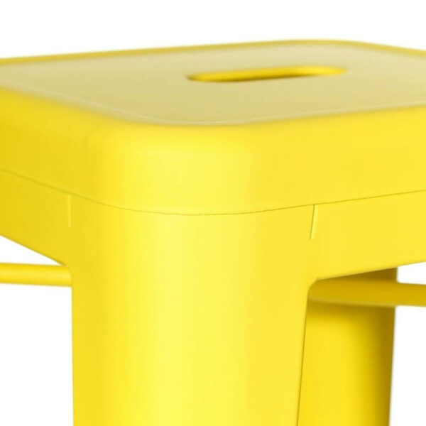 Taburete de acero amarillo, diseño moderno y apilable con estructura metálica duradera.