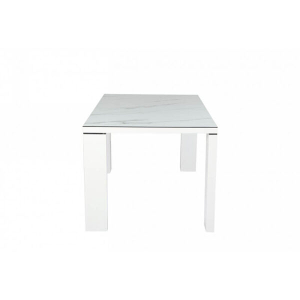 Mesa comedor blanca con tapa de cristal templado y acabado imitación mármol, patas con detalles en acero inoxidable.