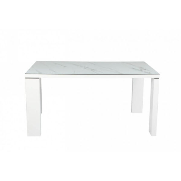 Mesa comedor blanca con tapa de cristal templado y acabado imitación mármol, patas con detalles en acero inoxidable.