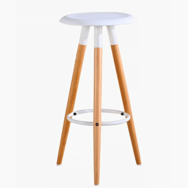taburete alto nórdico blanco con asiento de polipropileno y patas de madera maciza