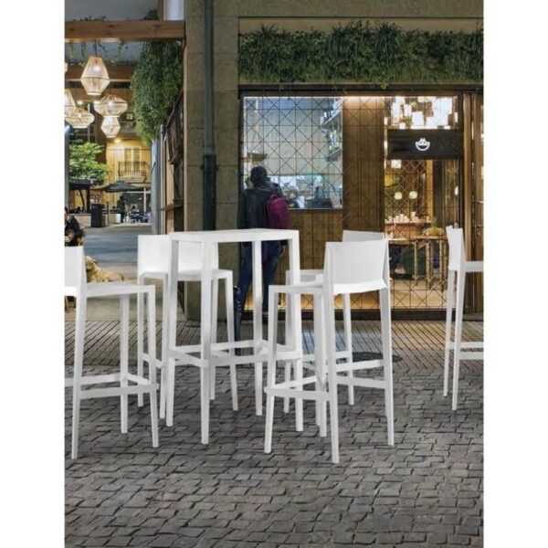 Taburete alto de plástico antracita con respaldo, apilable y resistente a rayos UV, ideal para uso en interiores y exteriores.