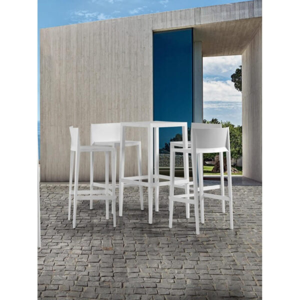 Taburete alto de plástico antracita con respaldo, apilable y resistente a rayos UV, ideal para uso en interiores y exteriores.
