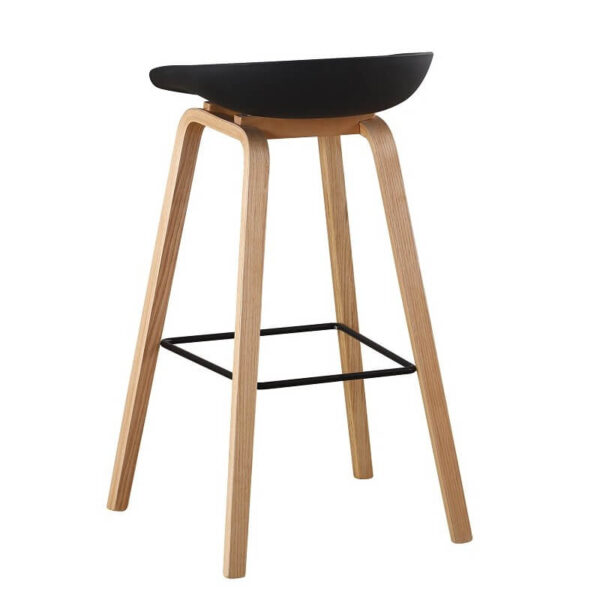 Taburete nórdico con asiento de polipropileno negro, estructura de madera curvada y reposapiés metálico.
