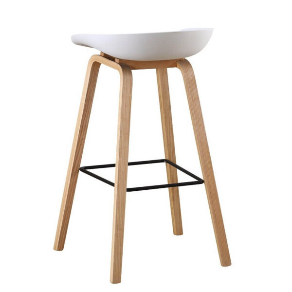 Taburete nórdico con asiento de polipropileno blanco, estructura de madera curvada y reposapiés metálico.