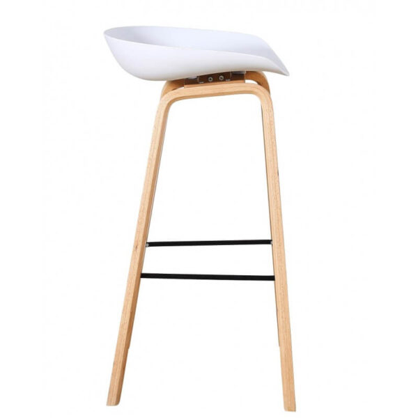 Taburete nórdico con asiento de polipropileno blanco, estructura de madera curvada y reposapiés metálico.