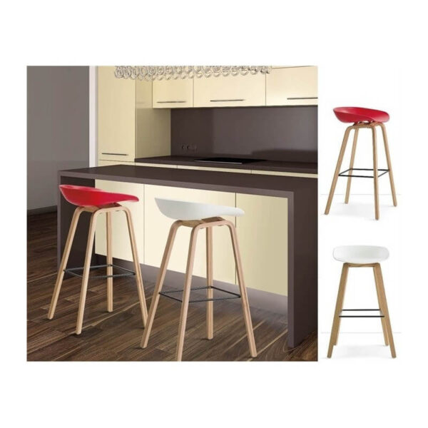 Taburete nórdico con asiento de polipropileno blanco, estructura de madera curvada y reposapiés metálico.