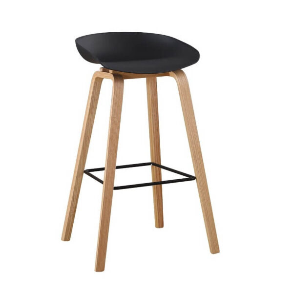 Taburete nórdico con asiento de polipropileno negro, estructura de madera curvada y reposapiés metálico.