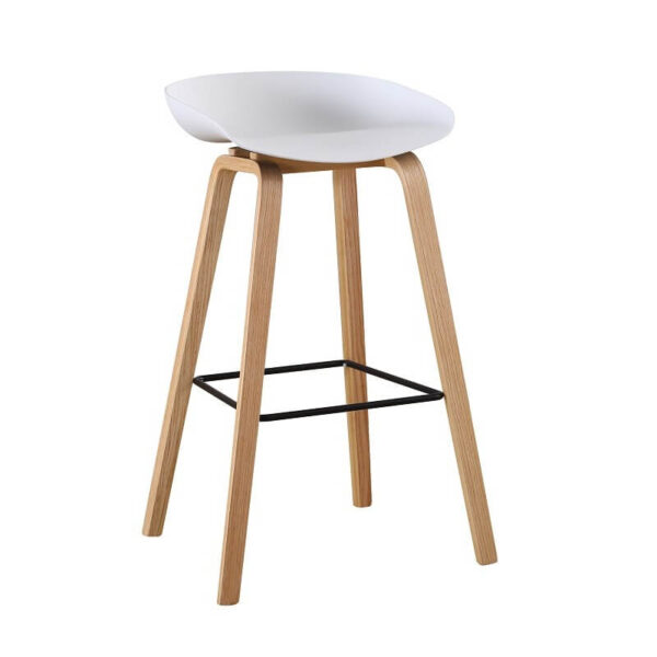 Taburete nórdico con asiento de polipropileno blanco, estructura de madera curvada y reposapiés metálico.
