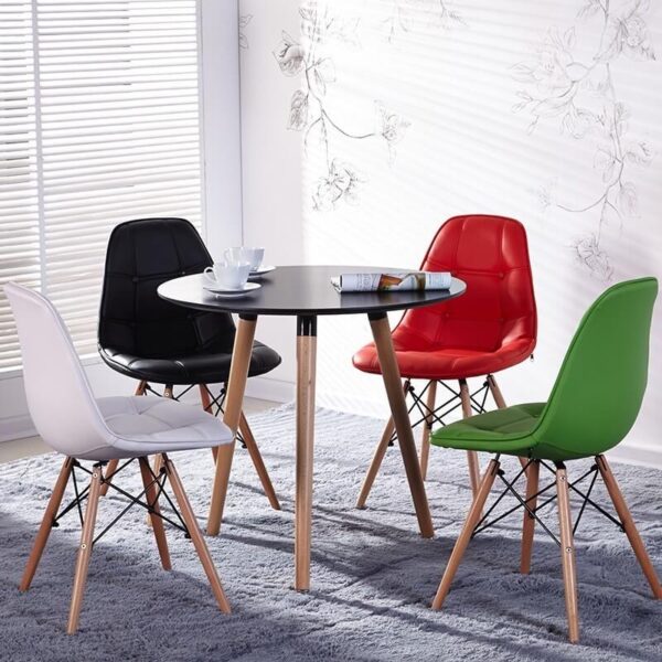Silla madera tapizada en similpiel con base de madera resistente, ideal para cualquier espacio moderno.