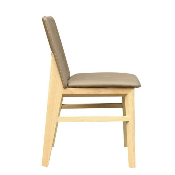 Sillas de cocina de madera tapizadas en similpiel marrón, diseño elegante y resistente.