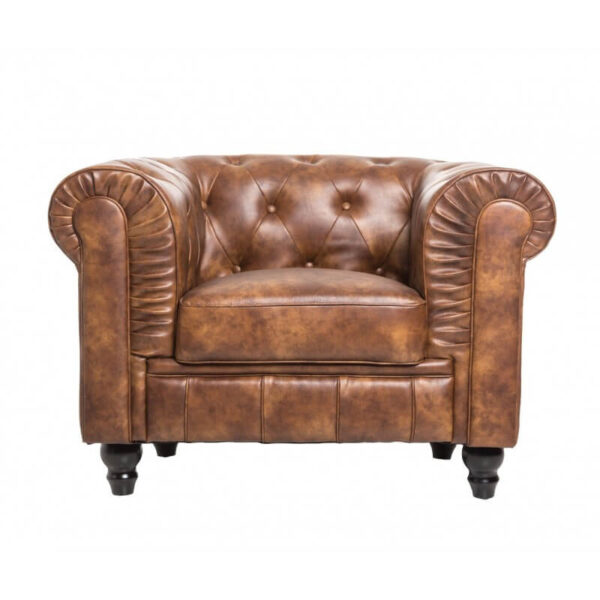 Sillón Chesterfield capitoné en similpiel cuero viejo con respaldo acolchado y patas de madera.