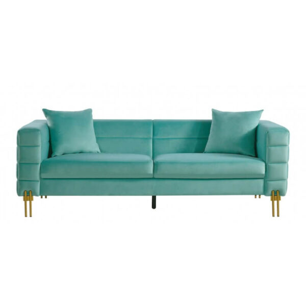 Sofá tapizado tela en terciopelo color verde agua con patas doradas y cojines decorativos