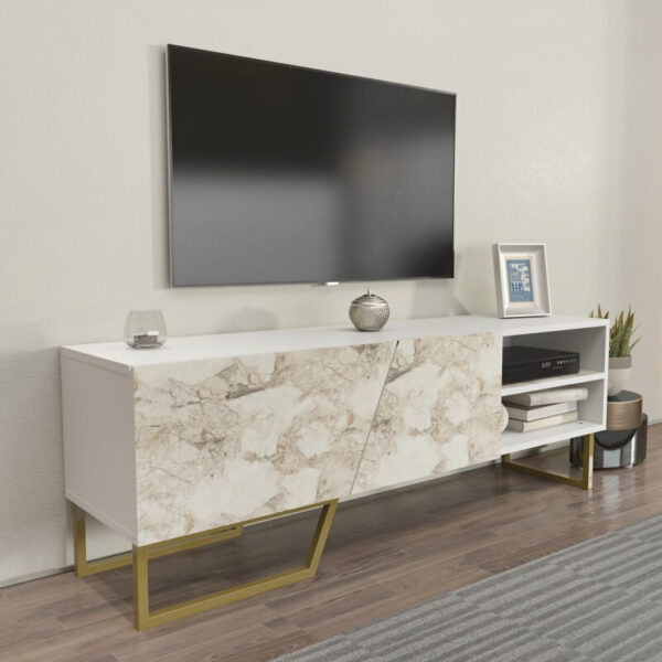 Mueble tv mármol blanco Mueble TV mármol blanco MARCUS con base dorada en salón moderno