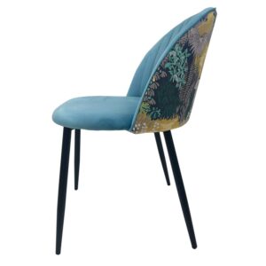 Silla tapizada palm 53 azul velvet con estructura metálica negra y estampado tropical en respaldo
