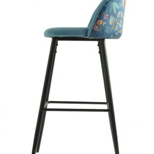 Taburete tapizado Carnaval Sky Blue en terciopelo azul con respaldo decorado y estructura metálica negra