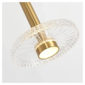 Lámpara de techo LIPS LED dorada · detalle del aro acrílico y el cuerpo dorado